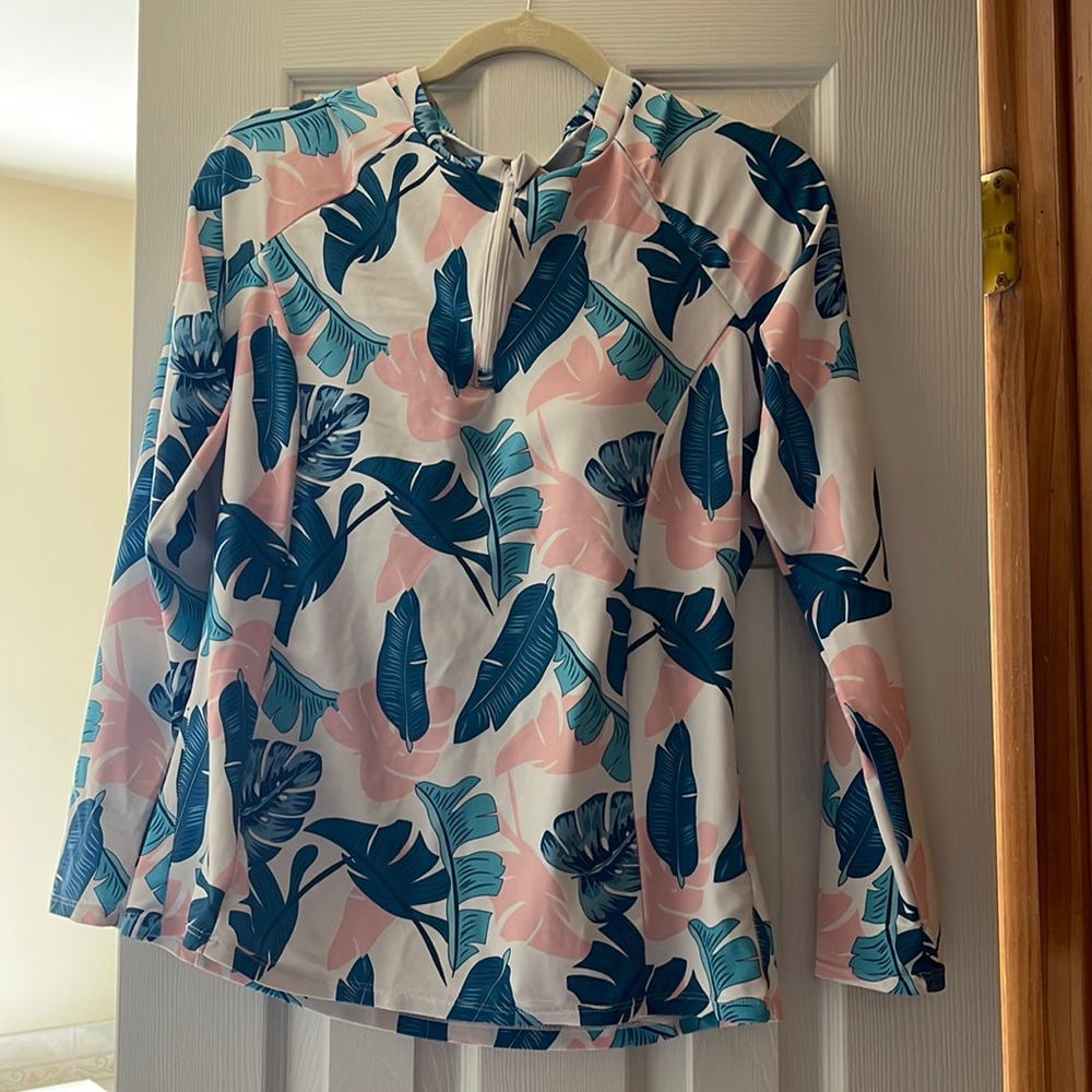 Long sleeve swim top rash guard